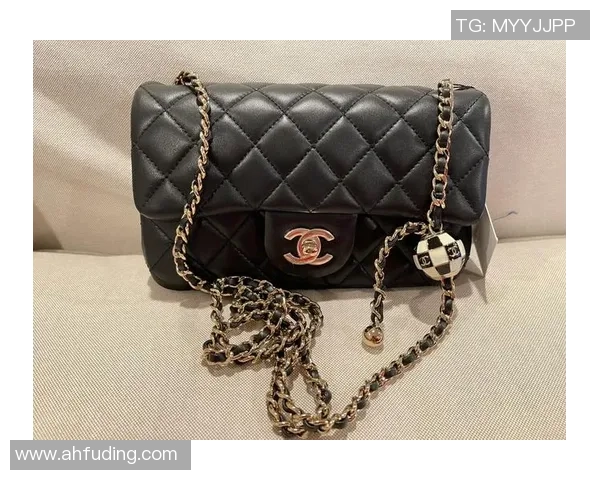 将足球创意融入时尚包包设计打造独特个性潮流配饰