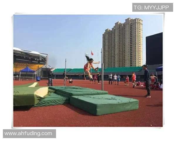 足球重伤瞬间揭示运动员背后的艰辛与坚持，感受体育精神的力量与韧性