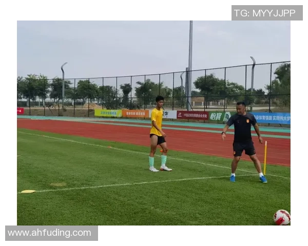 足球踢空了的背后故事揭示了运动员心理与技术训练的重要性 足球踢空了的背后故事揭示了运动员心理与技术训练的重要性