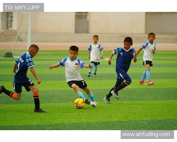 青足球训助力青少年成长培养团队精神与竞技能力的全面发展 青足球训助力青少年成长培养团队精神与竞技能力的全面发展